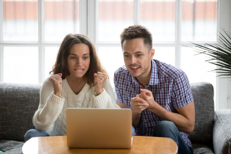 Pareja aprende técnicas y herramientas para mejorar su relación