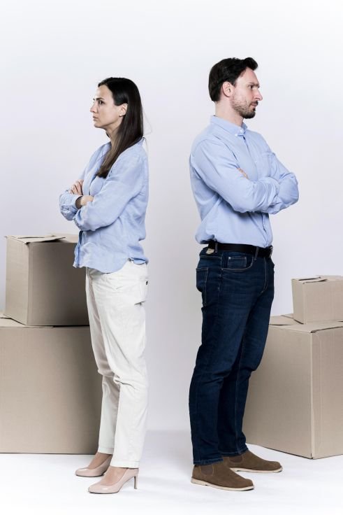 adult-male-woman-divorcing-each-other_peq