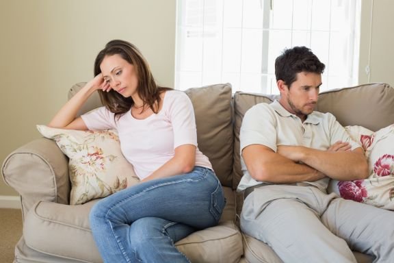 couple-having-argument-living-room 1_peq