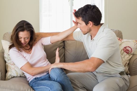 couple-having-argument-living-room 2_peq