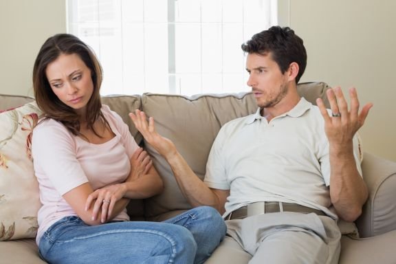 couple-having-argument-living-room_peq
